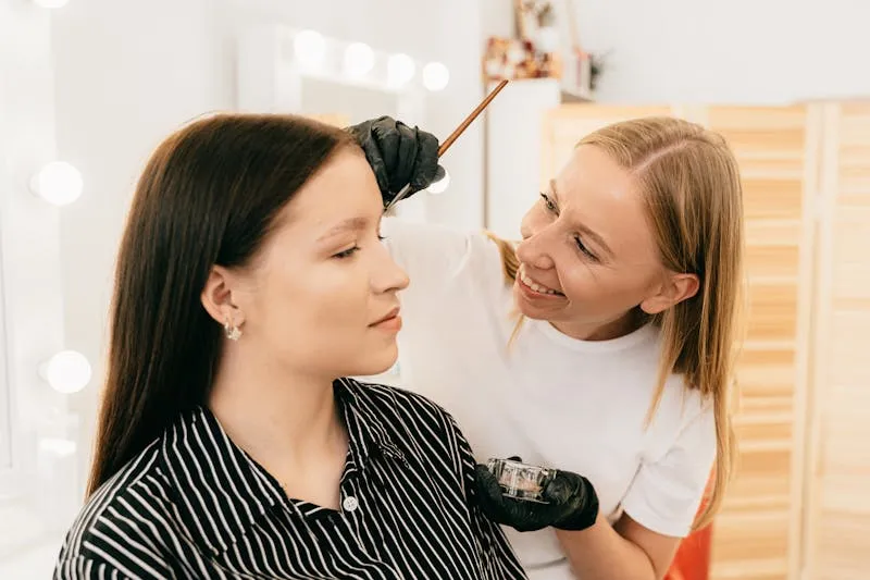 Profissional aplicando coloração de sobrancelhas
